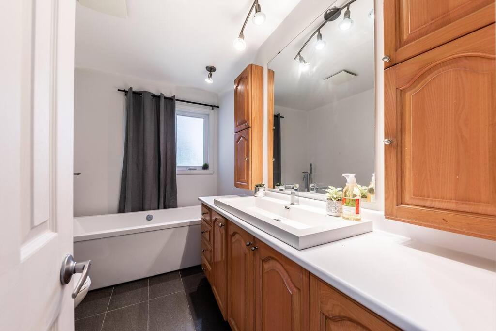 Spacious 4Br House Close To Dt Apartment Brossard Exterior foto